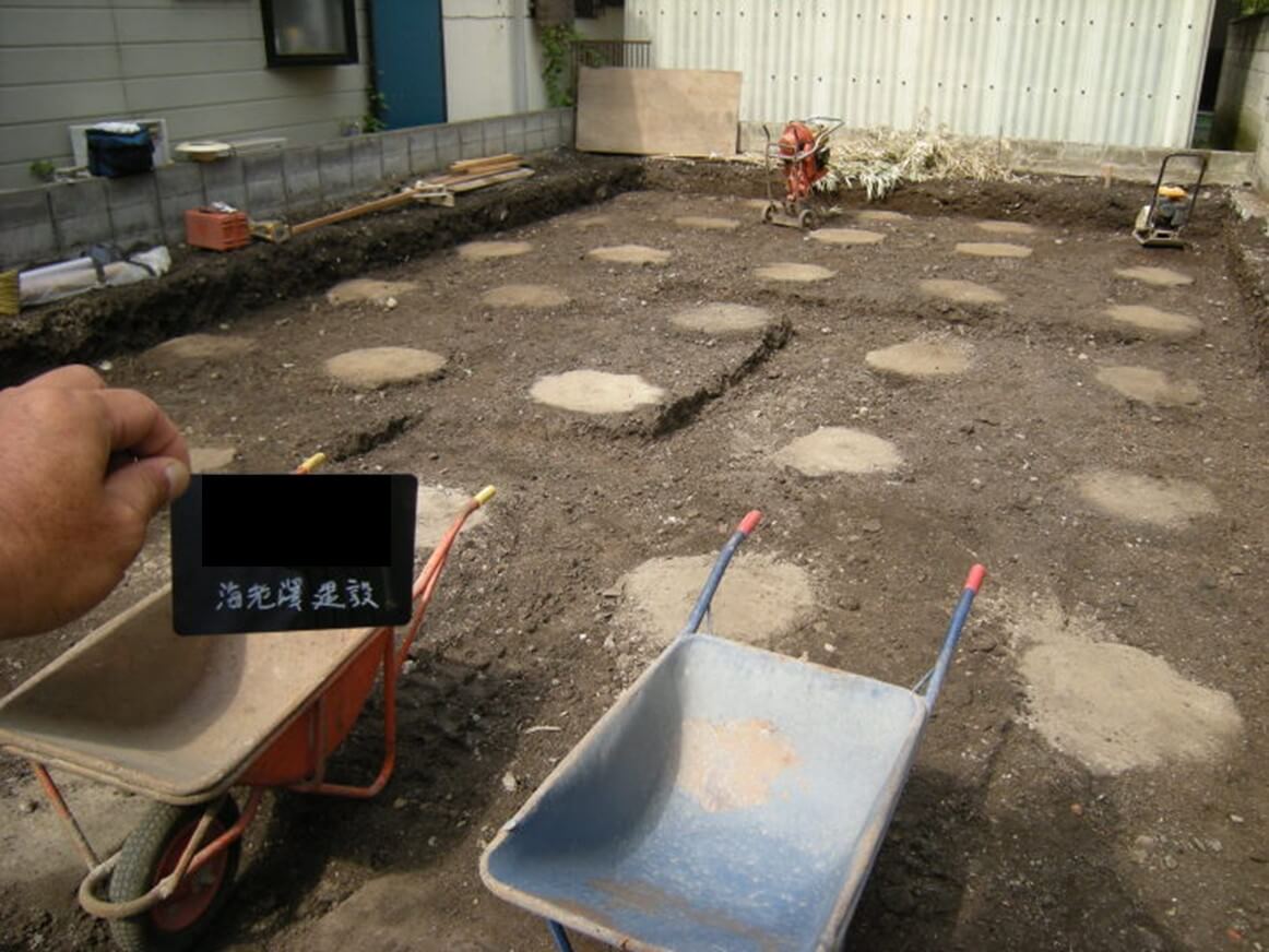 ベタ基礎の砕石敷転圧の写真