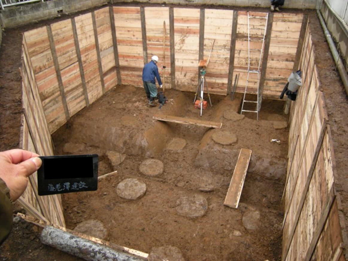 地下躯体の砕石敷転圧の写真