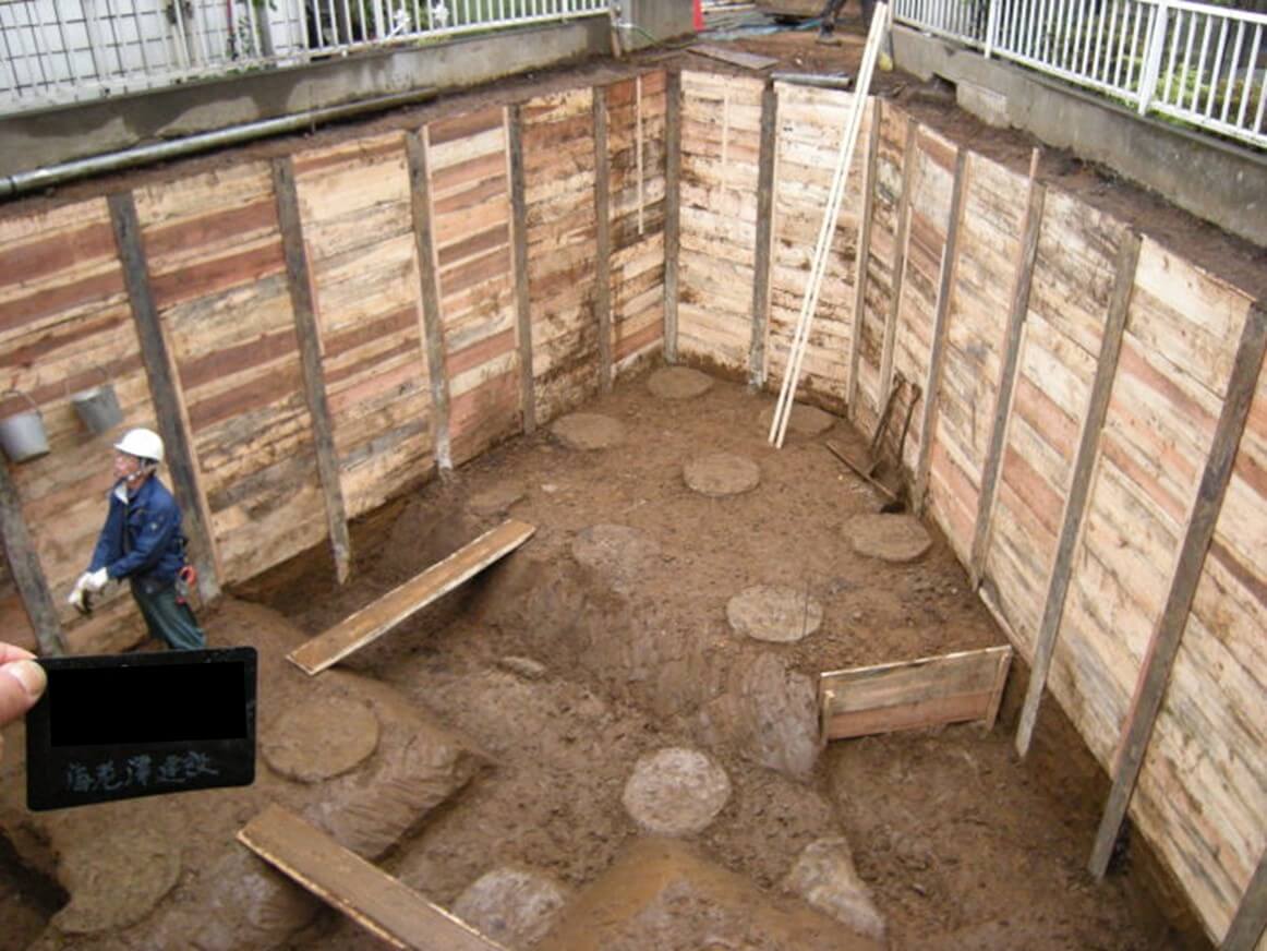 地下躯体の砕石敷転圧の写真