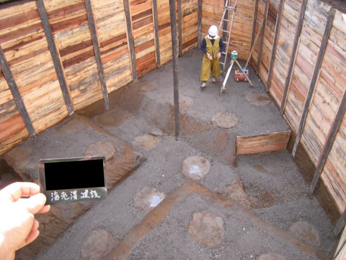 地下躯体の砕石敷転圧の写真