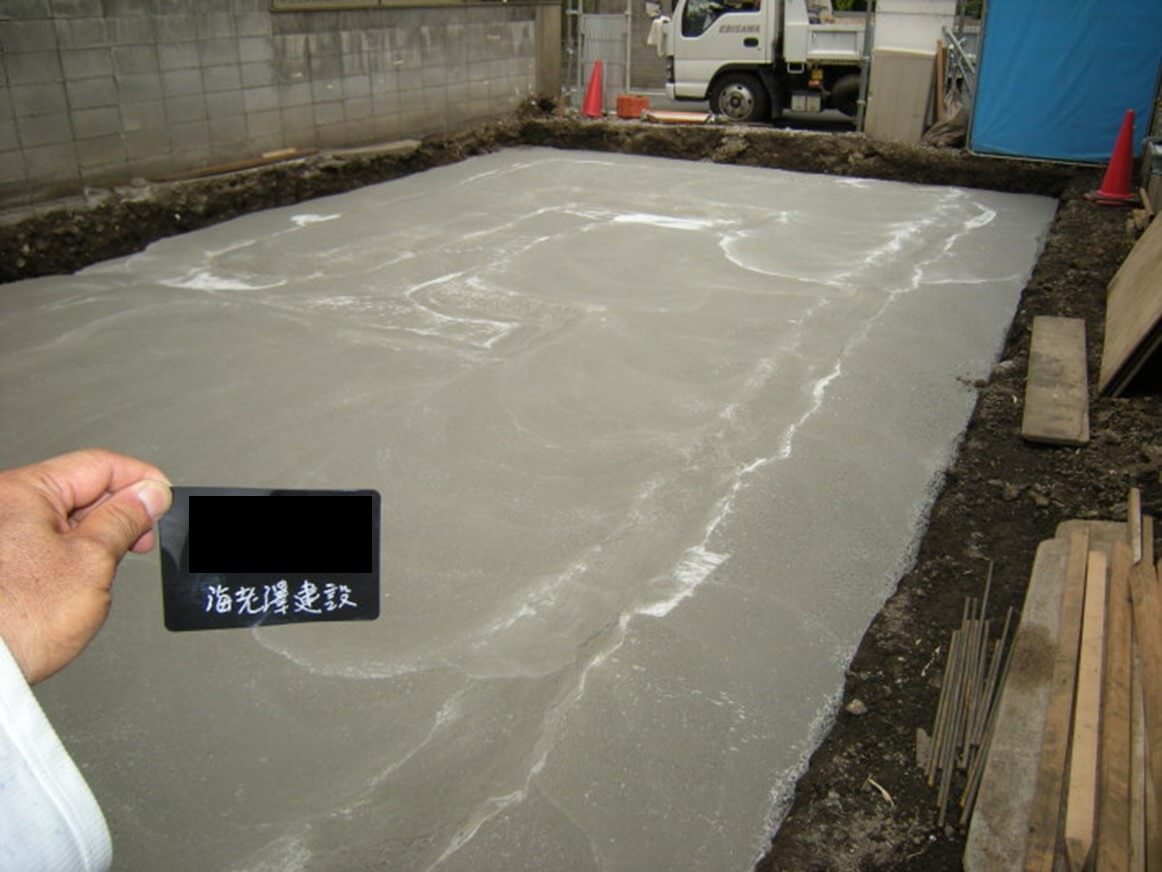 ベタ基礎の捨コンクリート打設の写真
